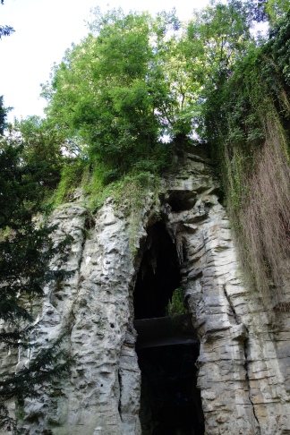 Buttes chaumont grotte