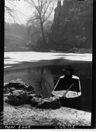 Les Buttes Chaumont sous la neige, paysages. Photographie de presse, Agence Mondial, 1933. Source : Gallica/BnF. La barque du passeur, qui permettait de rejoindre le pic du belvédère par le lac.