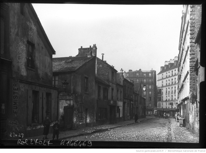 Taudis, chemin des Carrières, 19e arrondissement. Photographie de presse, Agence Rol, 1913, 13x18 cm. Sur cette photographie, les maisons que nous voyons à gauche témoignent encore de l’aspect du quartier tel qu’il existait dans les années 1860. 