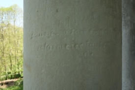 "Louis S. à son ange / je t'aimerai toute la vie / 1810". Gravure sur l'une des colonnes du temple de la philosophie. Il s'agit peut-être d'un message de Louis-Stanislas, fils de René-Louis de Girardin. Photographie personnelle.